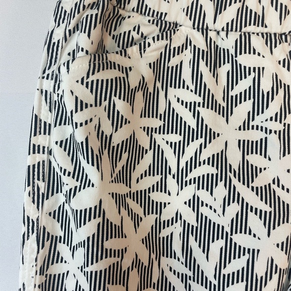 Lands End black and white floral/stripe pull on pants. Size 6/mid rise - Picture 4 of 4